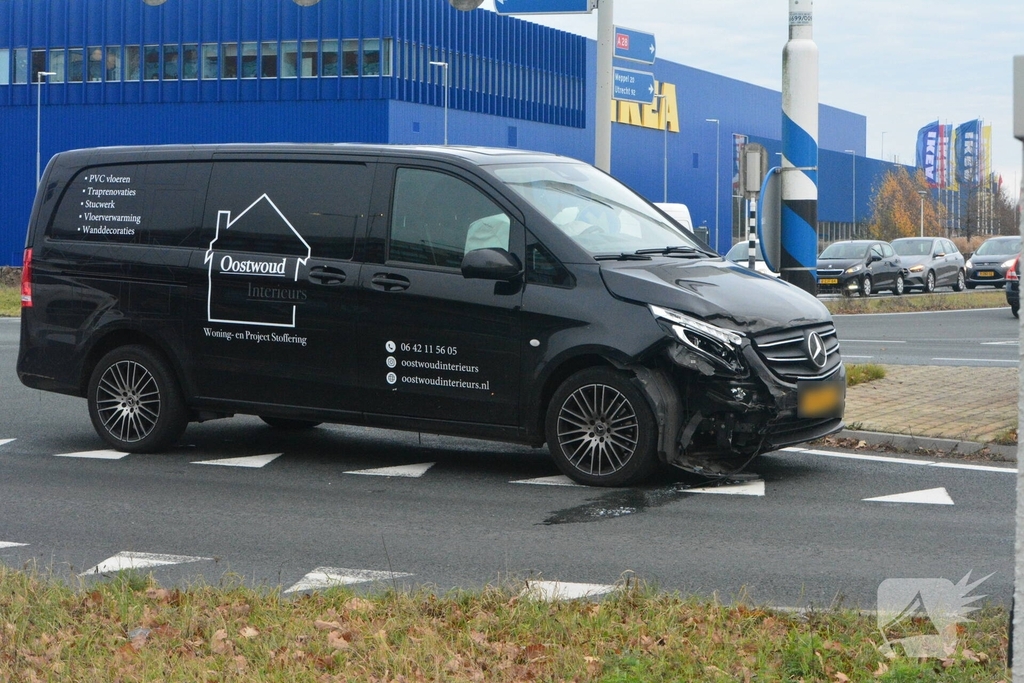 Ongeval tussen voertuigen leidt tot schade maar geen gewonden
