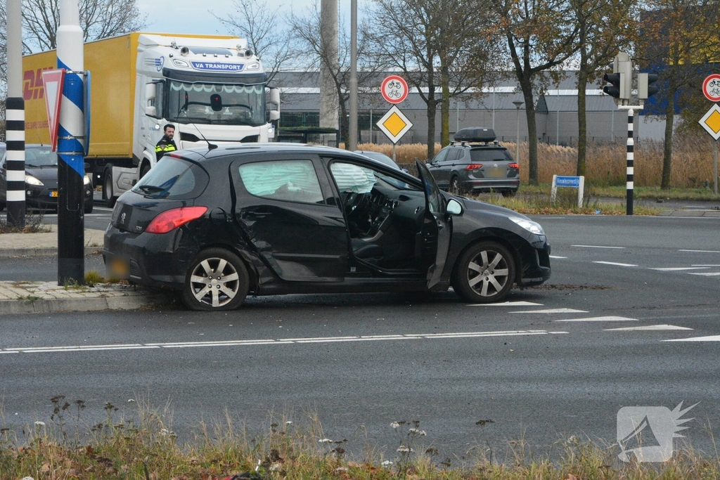 Ongeval tussen voertuigen leidt tot schade maar geen gewonden