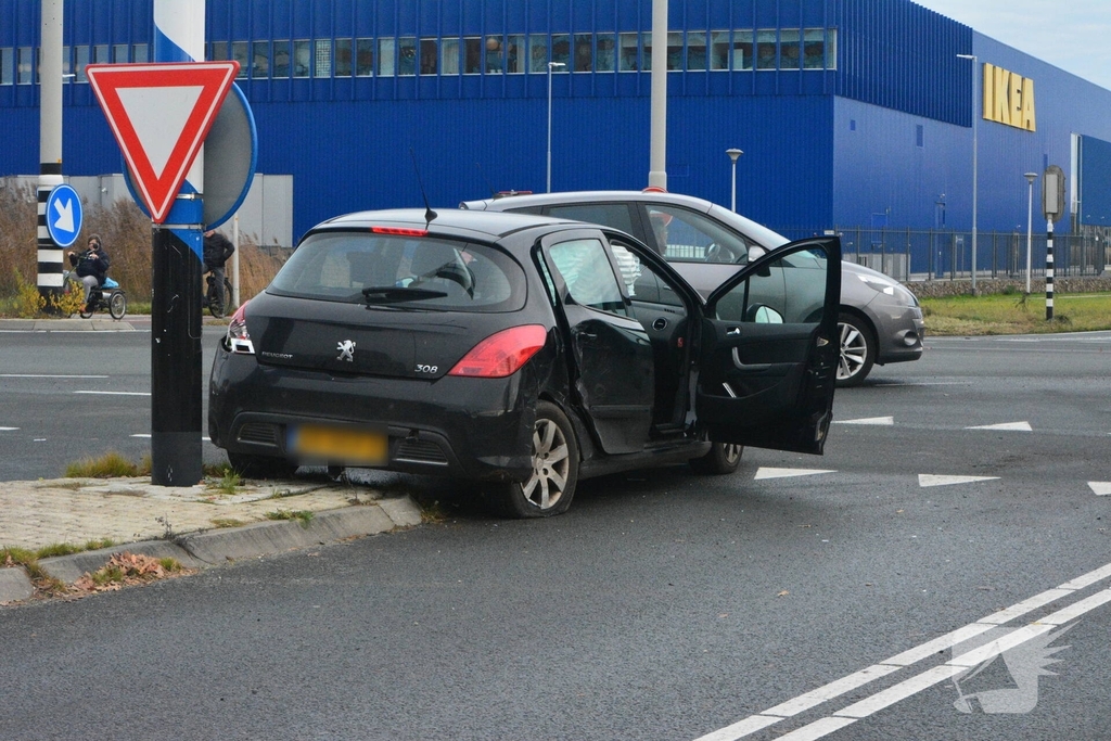Ongeval tussen voertuigen leidt tot schade maar geen gewonden