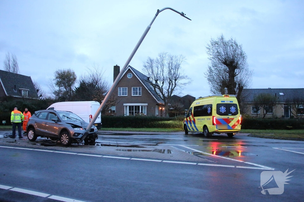 Auto botst tegen lantaarnpaal