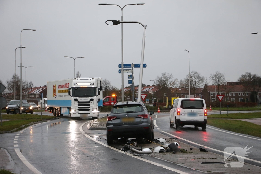 Auto botst tegen lantaarnpaal