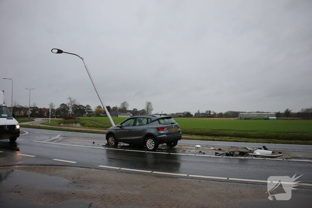 Auto botst tegen lantaarnpaal