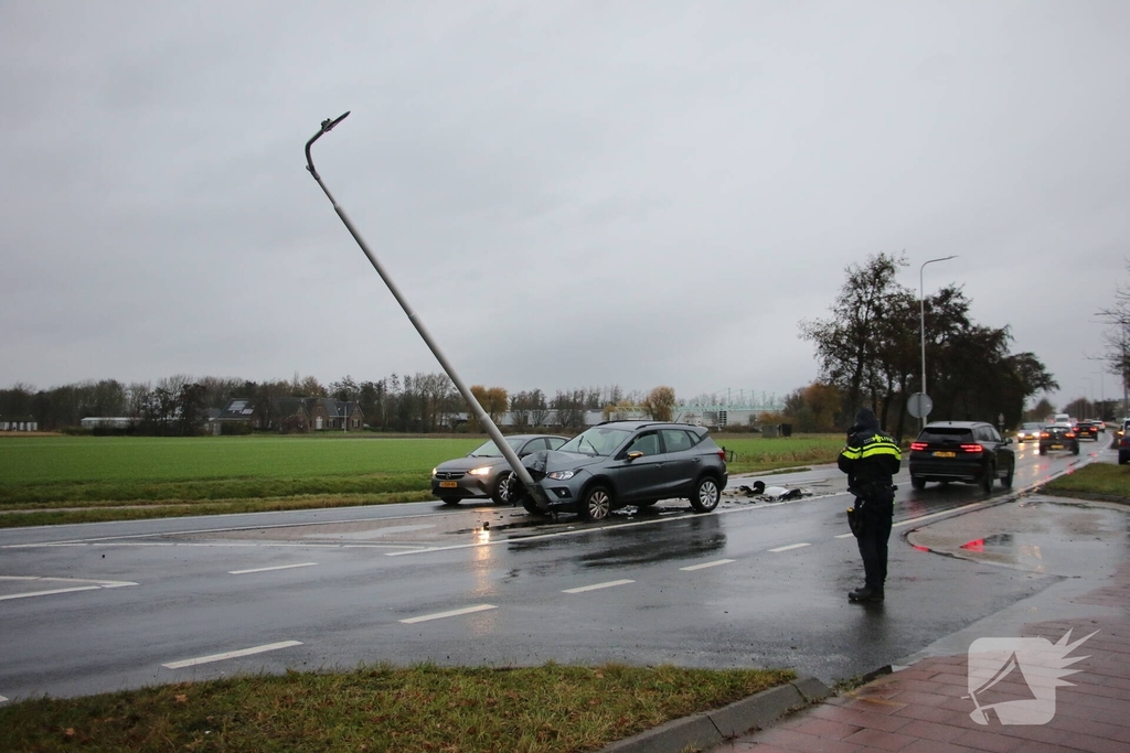 Auto botst tegen lantaarnpaal