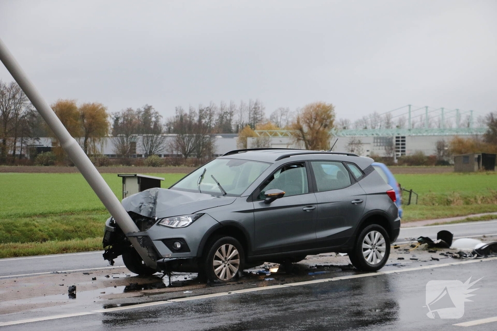 Auto botst tegen lantaarnpaal