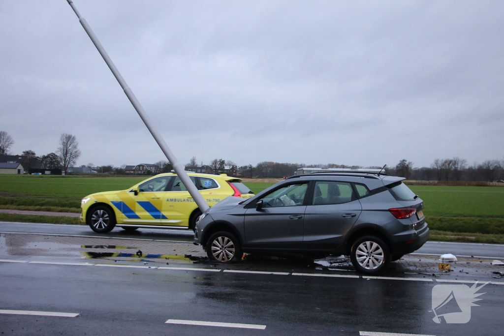 Auto botst tegen lantaarnpaal