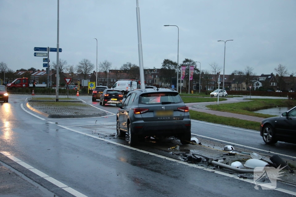 Auto botst tegen lantaarnpaal