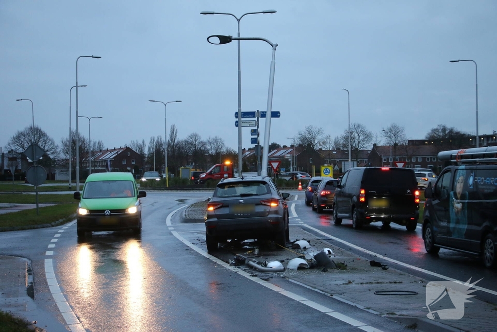 Auto botst tegen lantaarnpaal