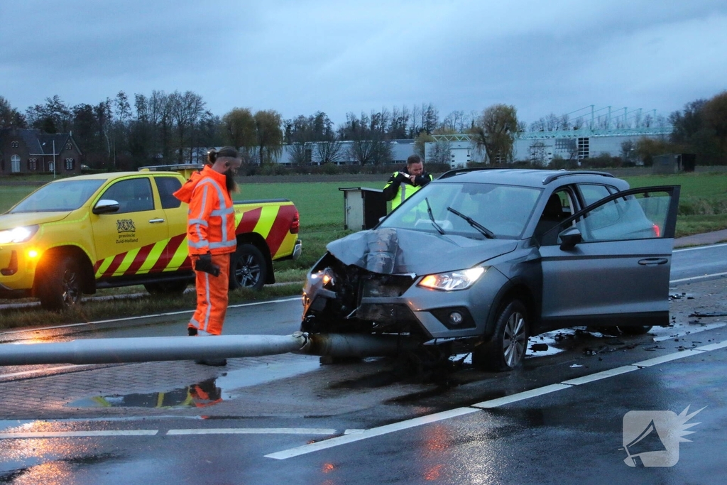 Auto botst tegen lantaarnpaal