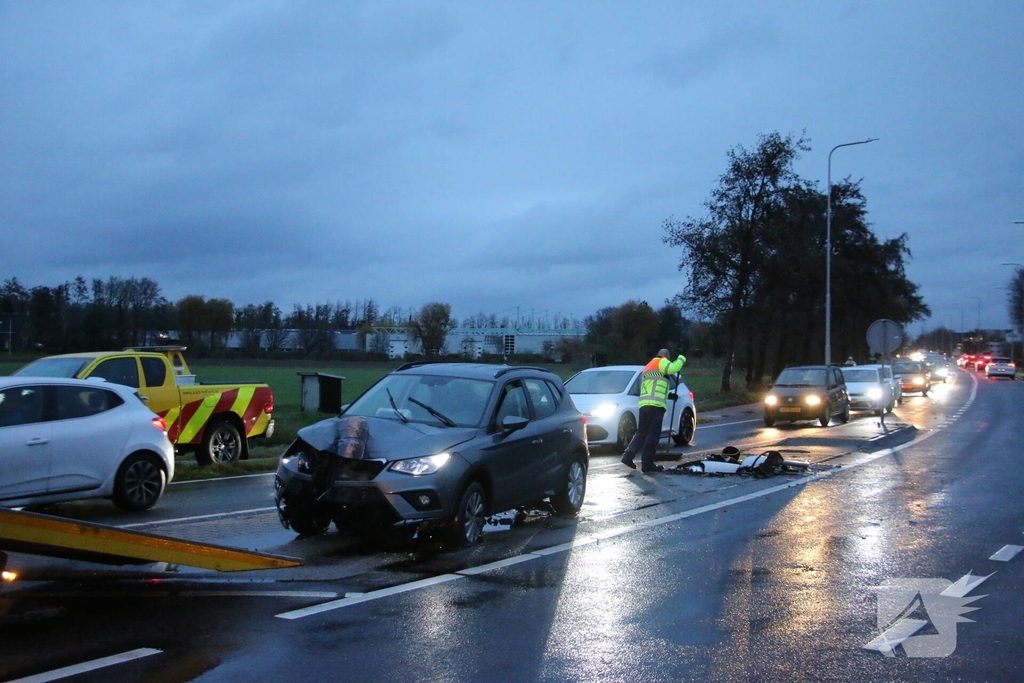 Auto botst tegen lantaarnpaal