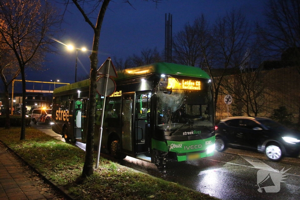 Flinke ravage na aanrijding tussen bus en bushalte