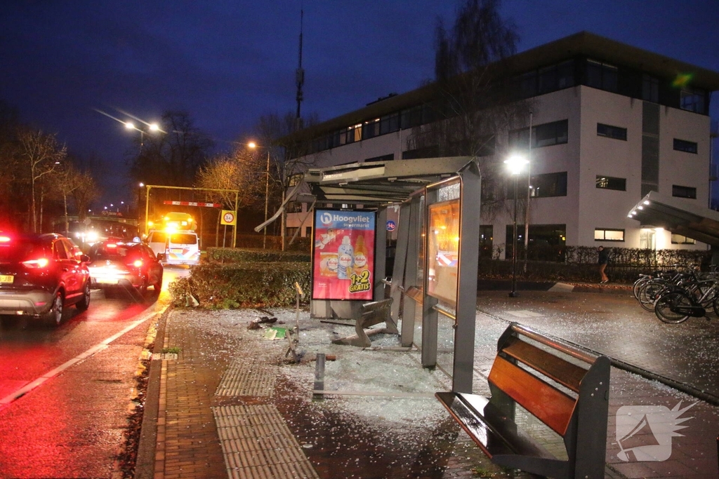 Flinke ravage na aanrijding tussen bus en bushalte