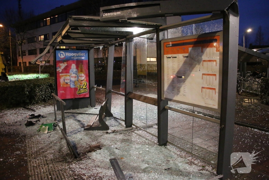 Flinke ravage na aanrijding tussen bus en bushalte