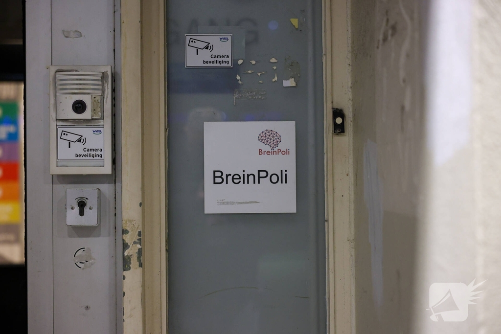 Man bevrijd uit kruipruimte na gezondheidsmelding