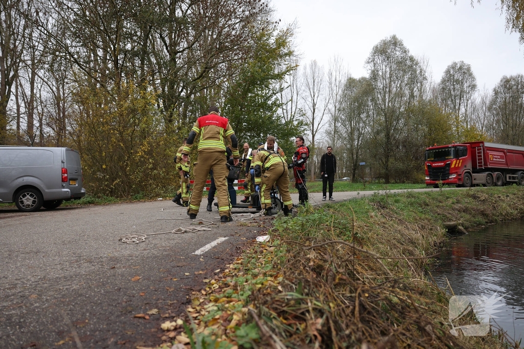 Man met scootmobiel te water