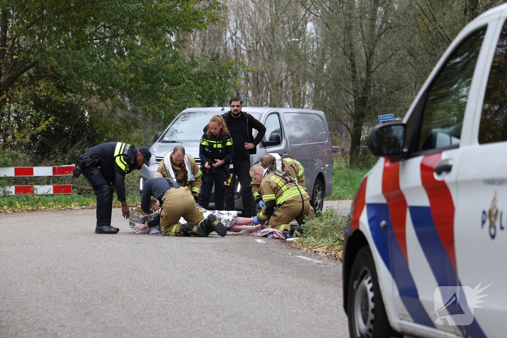 Man met scootmobiel te water