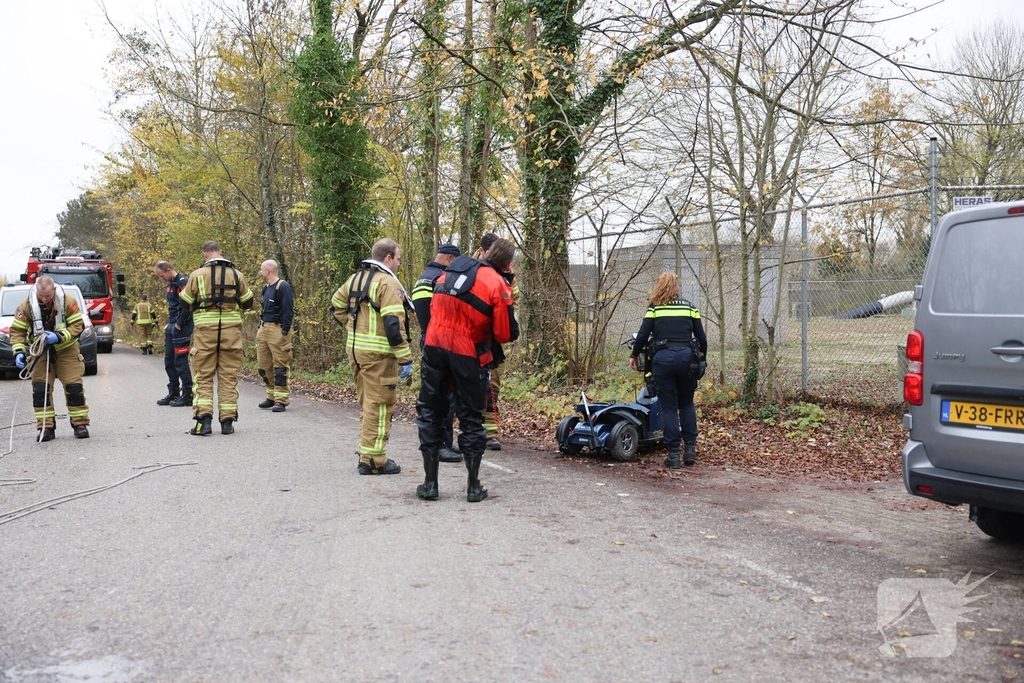 Man met scootmobiel te water