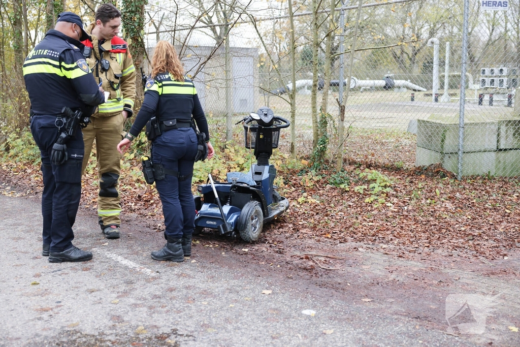 Man met scootmobiel te water