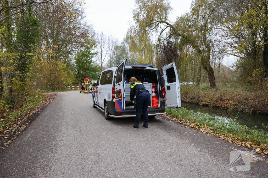 Man met scootmobiel te water