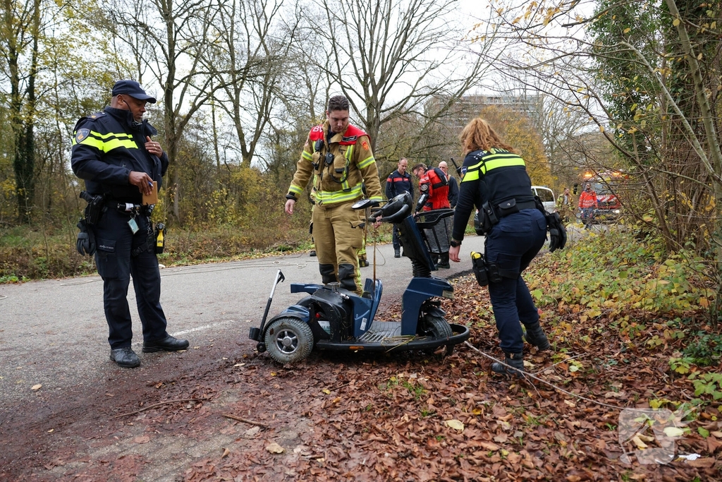 Man met scootmobiel te water