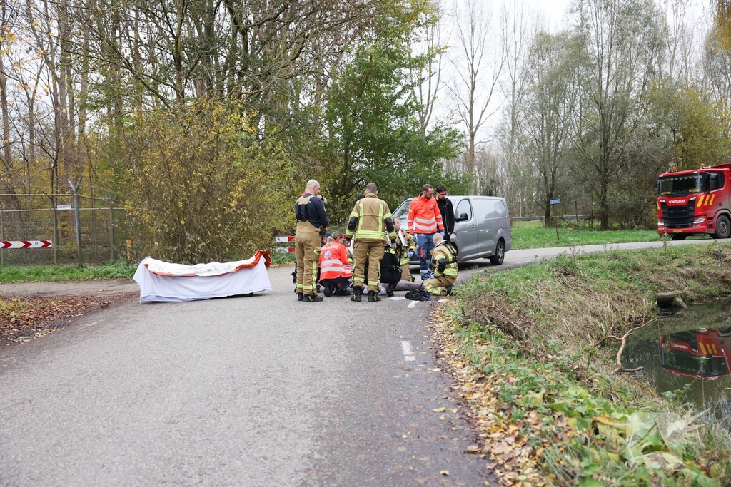 Man met scootmobiel te water