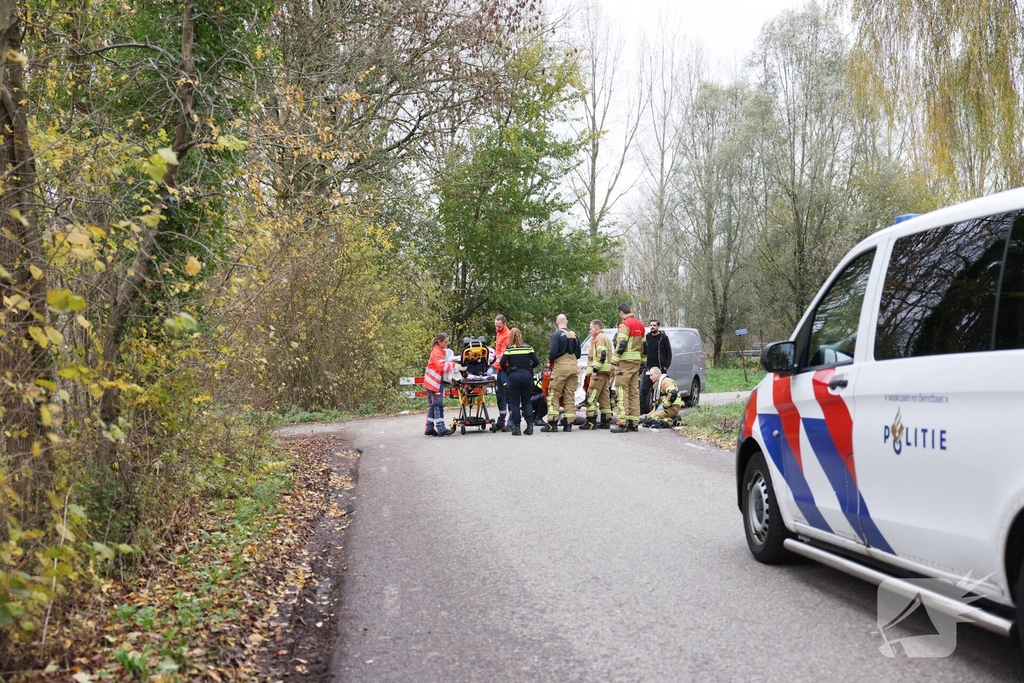 Man met scootmobiel te water