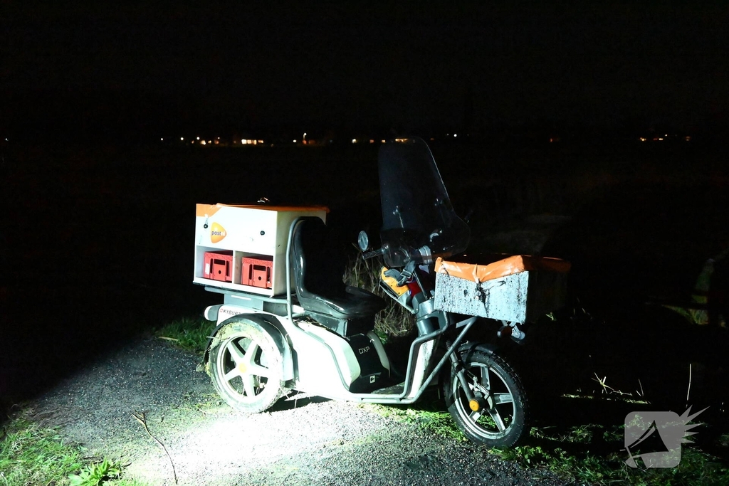 PostNL scooter in water aangetroffen