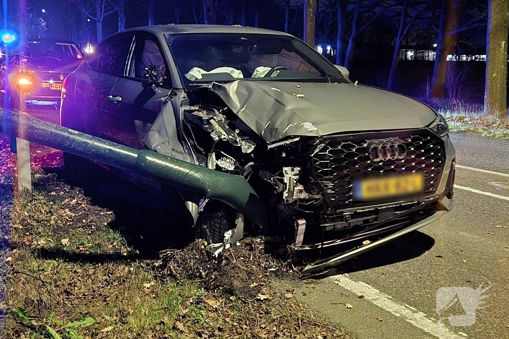 Inhaalactie eindigt in botsing met boom