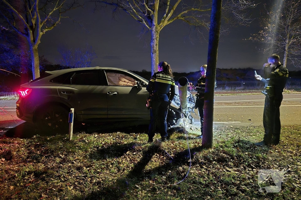 Inhaalactie eindigt in botsing met boom