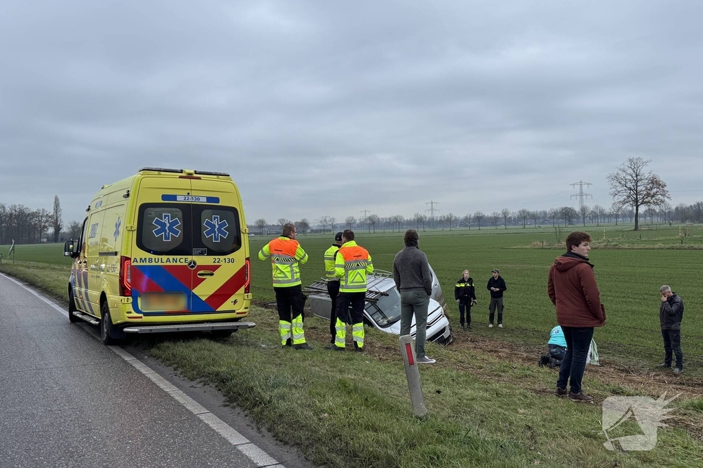 Bestelbus belandt in sloot na eenzijdig ongeval