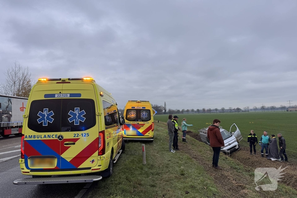 Bestelbus belandt in sloot na eenzijdig ongeval