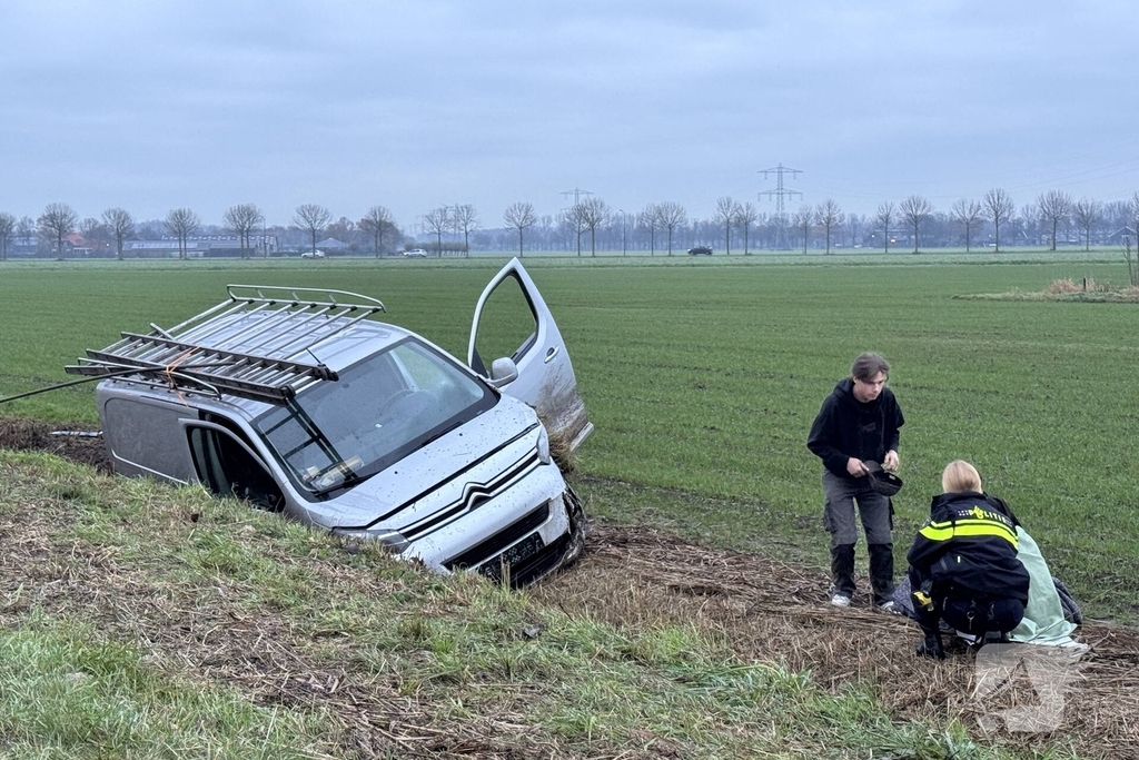 Bestelbus belandt in sloot na eenzijdig ongeval