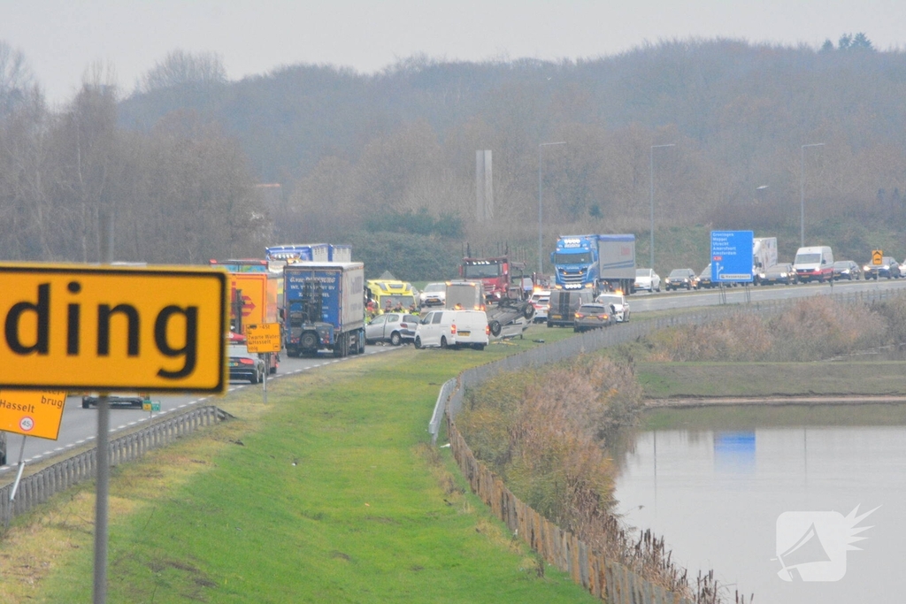 Ernstig verkeersongeval met meerdere voertuigen