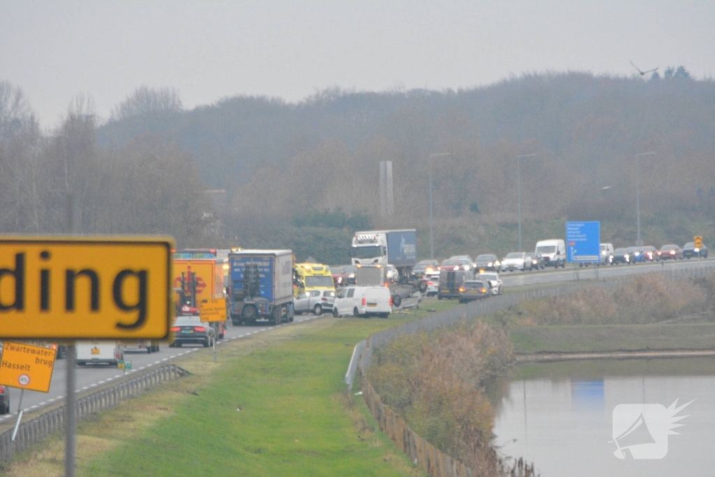 Ernstig verkeersongeval met meerdere voertuigen