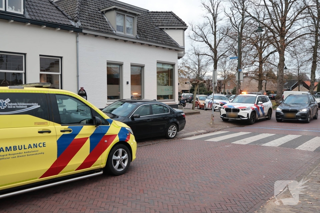 Aanrijding tussen auto en kind zorgt voor verkeersopstopping