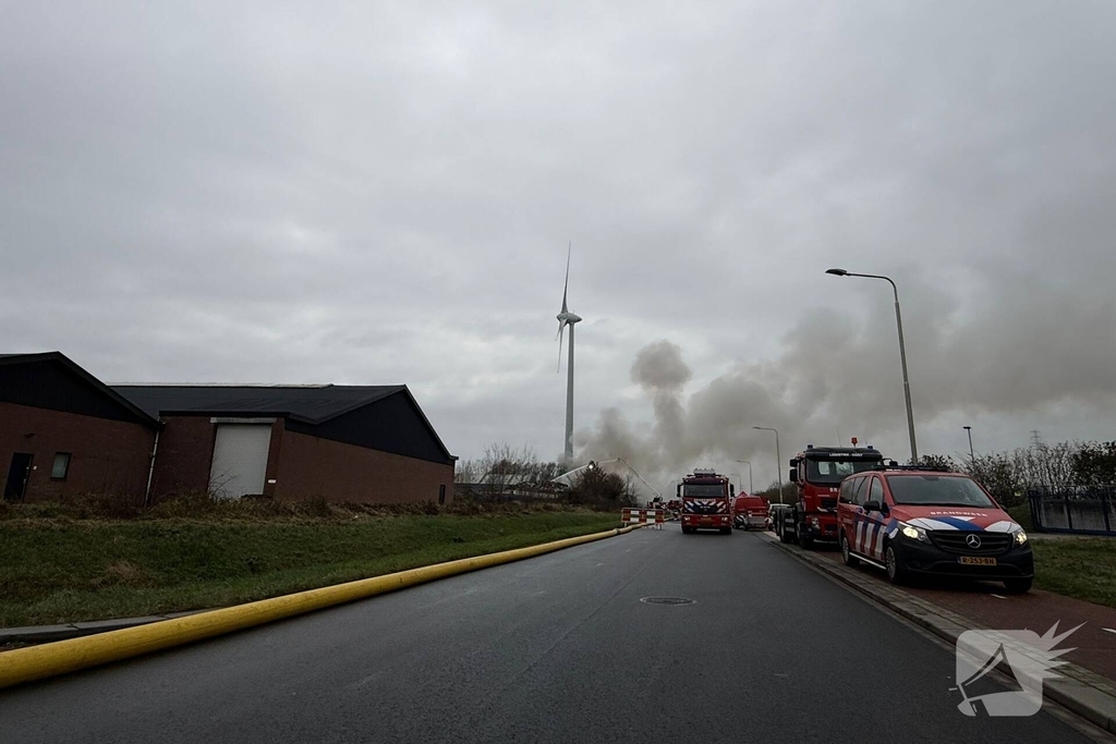 Buitenbrand in metaalbedrijf vergt grote inzet