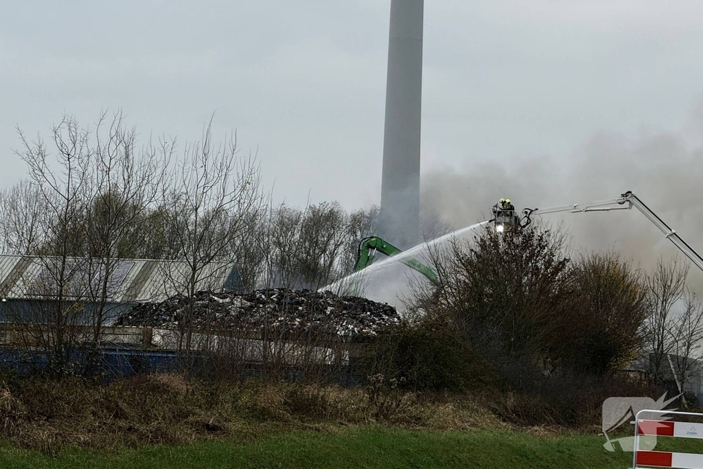 Buitenbrand in metaalbedrijf vergt grote inzet