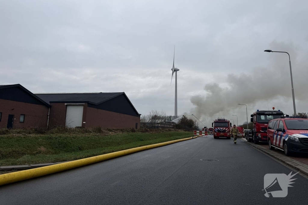 Buitenbrand in metaalbedrijf vergt grote inzet
