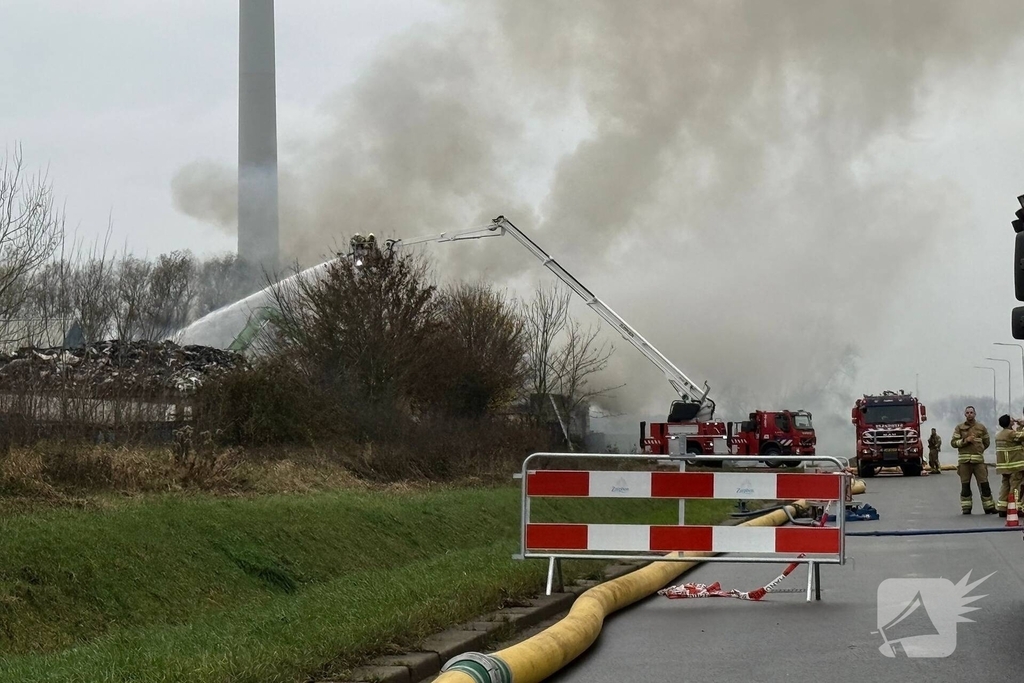 Buitenbrand in metaalbedrijf vergt grote inzet