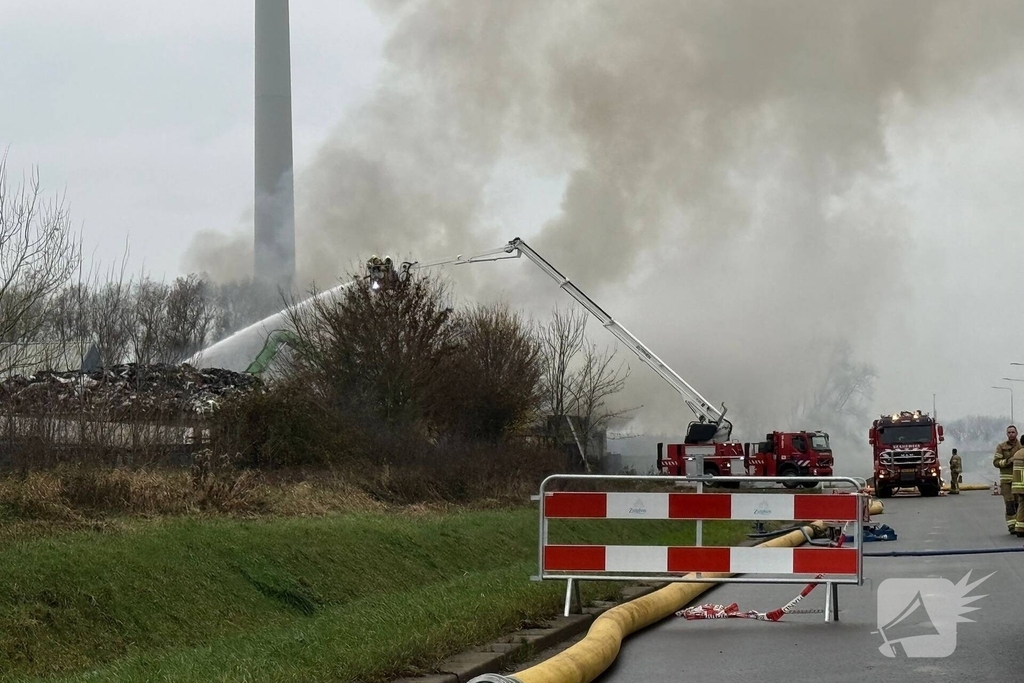 Buitenbrand in metaalbedrijf vergt grote inzet