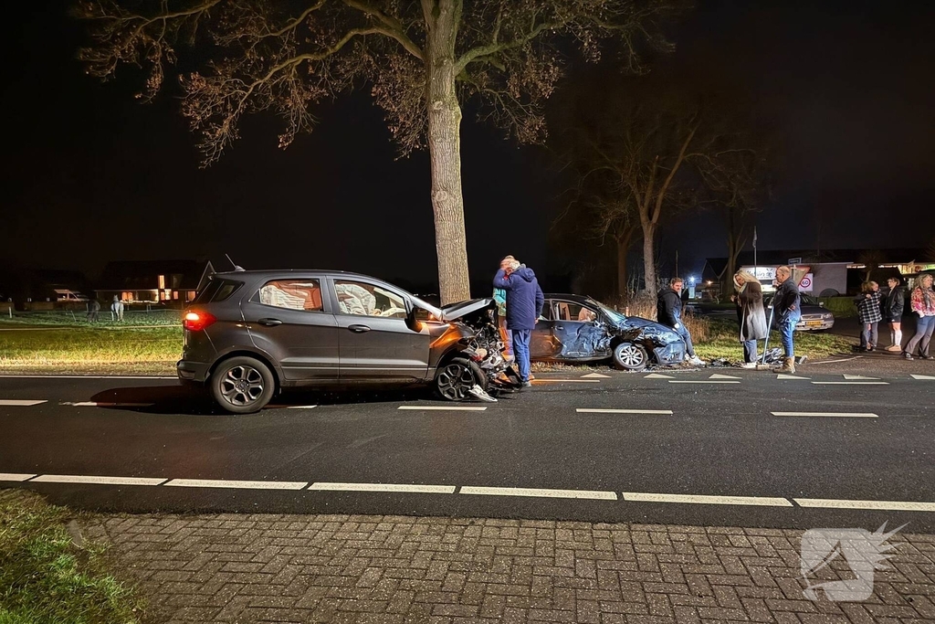 Zware aanrijding leidt tot gewonden en afsluiting van de weg