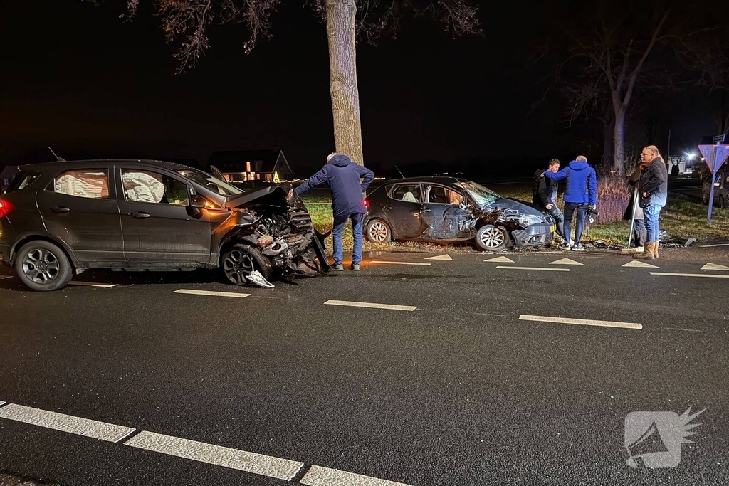 Zware aanrijding leidt tot gewonden en afsluiting van de weg