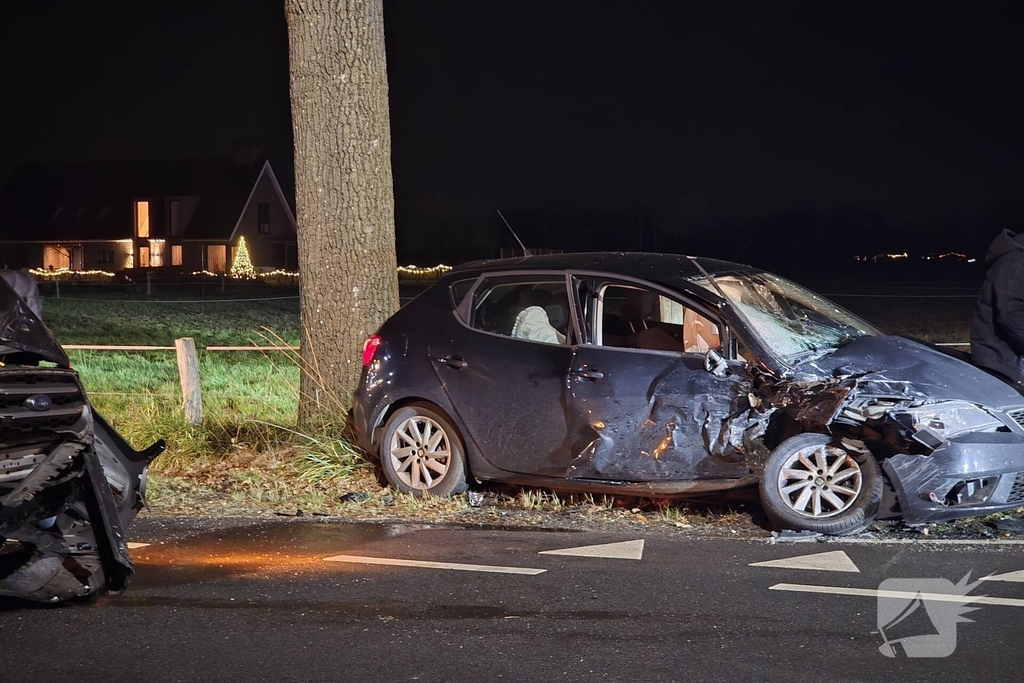 Zware aanrijding leidt tot gewonden en afsluiting van de weg