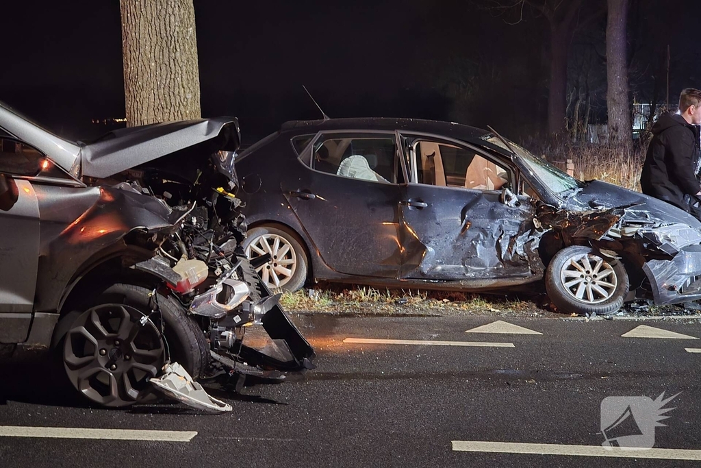 Zware aanrijding leidt tot gewonden en afsluiting van de weg