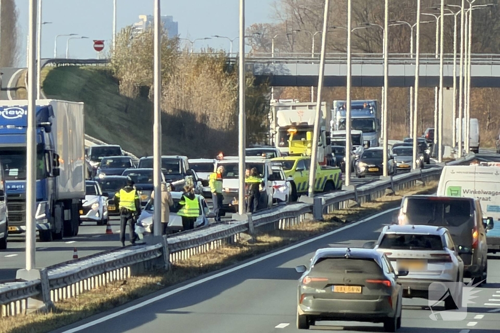 Auto botst tegen vangrail op drukke weg