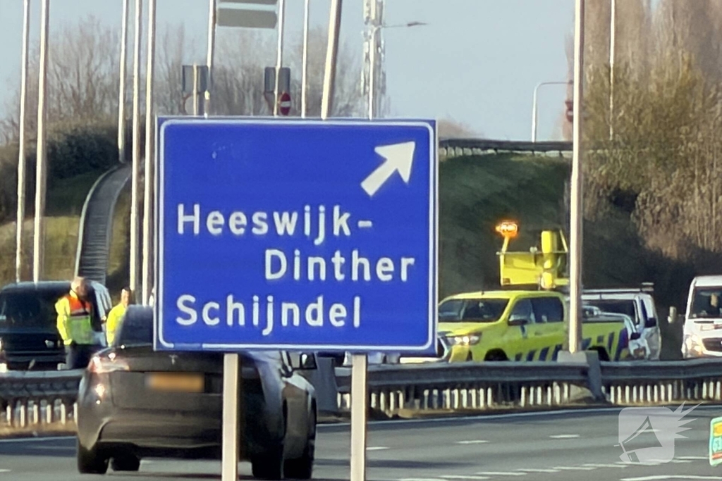 Auto botst tegen vangrail op drukke weg