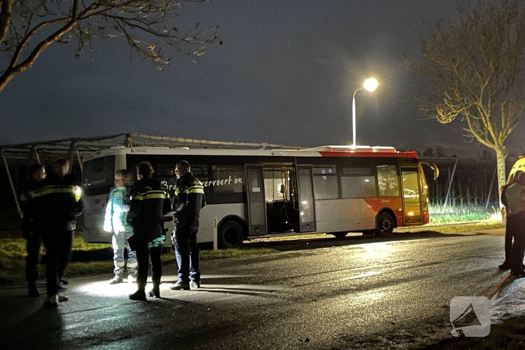 Vrouw (21) overleden na ernstig ongeval tussen lijnbus en auto