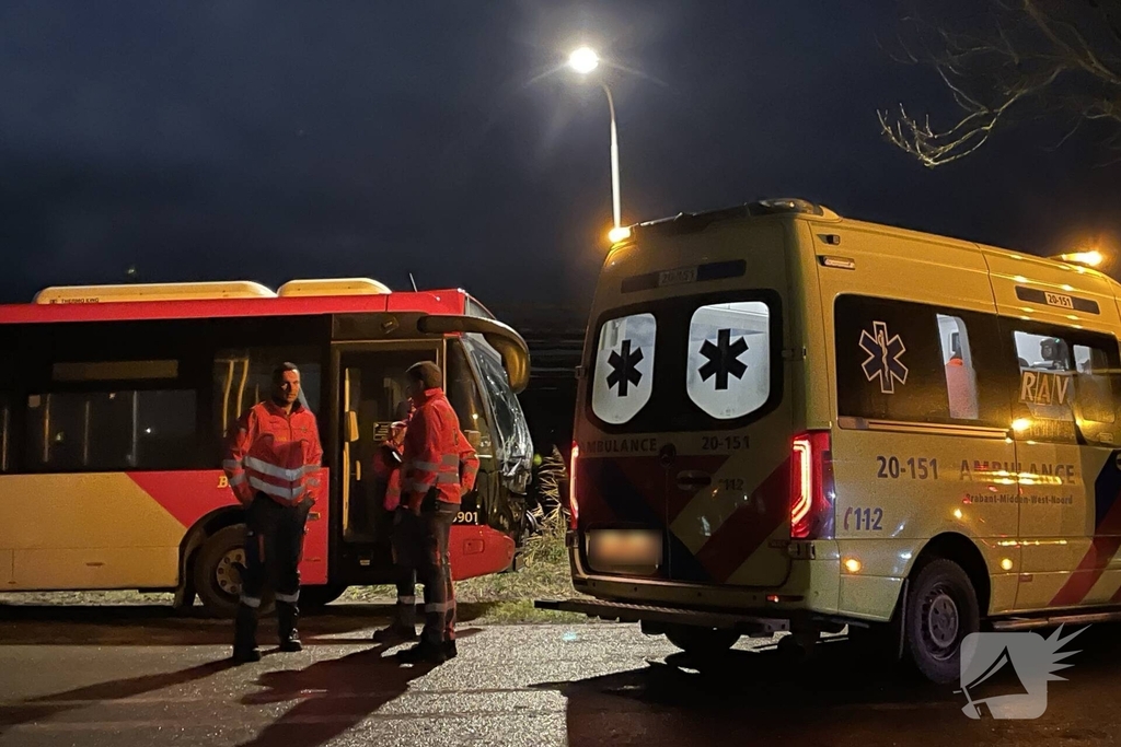 Vrouw (21) overleden na ernstig ongeval tussen lijnbus en auto
