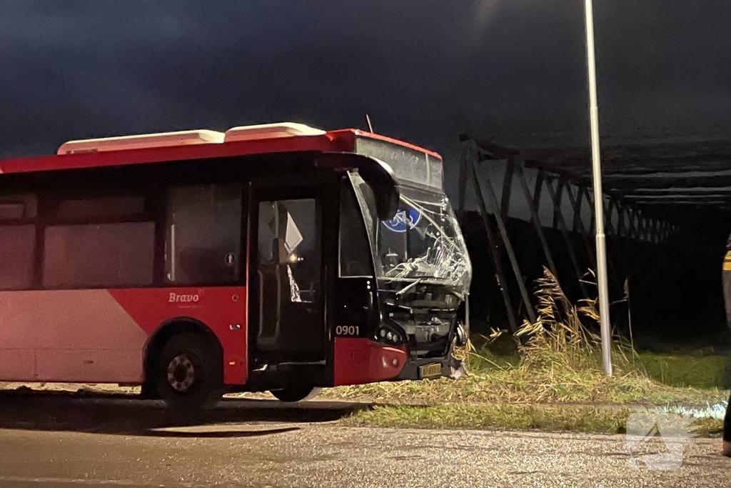 Vrouw (21) overleden na ernstig ongeval tussen lijnbus en auto