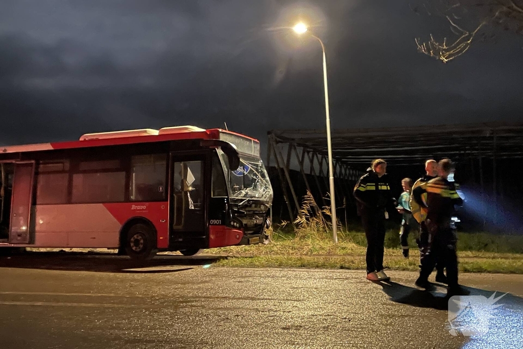Vrouw (21) overleden na ernstig ongeval tussen lijnbus en auto