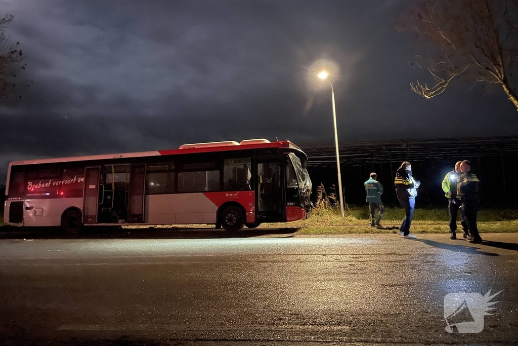 Vrouw (21) overleden na ernstig ongeval tussen lijnbus en auto